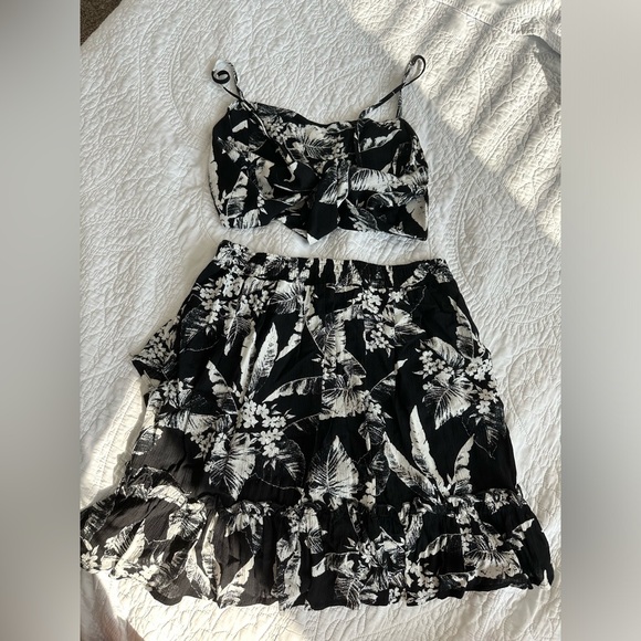 Beachy crop top and high-waisted skirt set - Picture 3 of 3